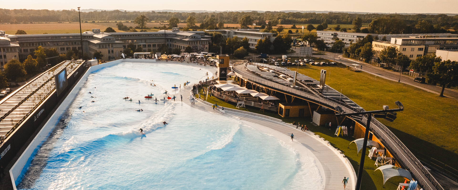 Die Räumlichkeiten der Surftwon in München können für vielfältige Veranstaltungszwecke gebucht werden, von Firmenevents und Tagungen über geschäftliche und private Feiern. Dafür stehen sowohl technisch top-ausgestattet Konferenz- und Meetingräume zur Verfügung als auch Chill-Out-Areas für Mingeling und Teambuilding. Dank des gastronomische Angebot unseres Restaurants ist auch fürs Catering gesorgt. Das Bild zeigt das Gelände aus der Vogelperspektive.