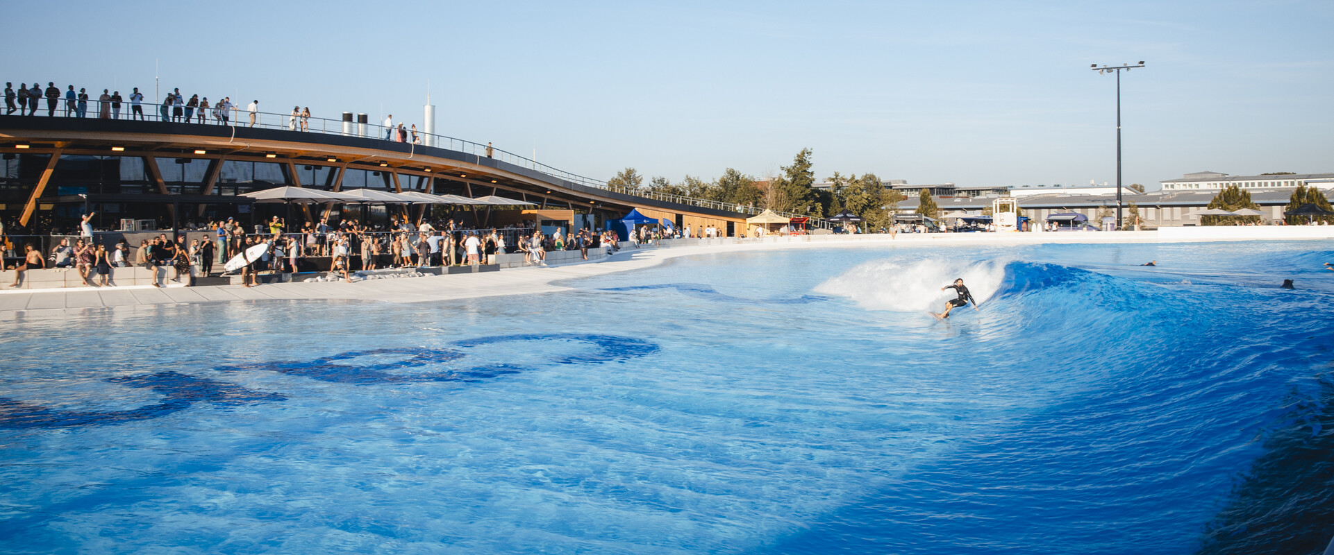 Im Wavepool können Anfänger bis Profis, von Weisswasser über Barrel bis hin zu zwei Meter hohen Brechern, ihre Surf-Skills erproben und ausbauen.