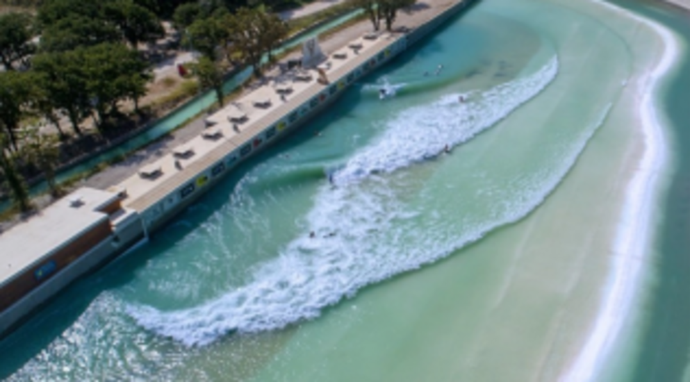 Ein Teil vom Wave Pool von o2 SURFTOWN MUC aus der Vogelperspektive